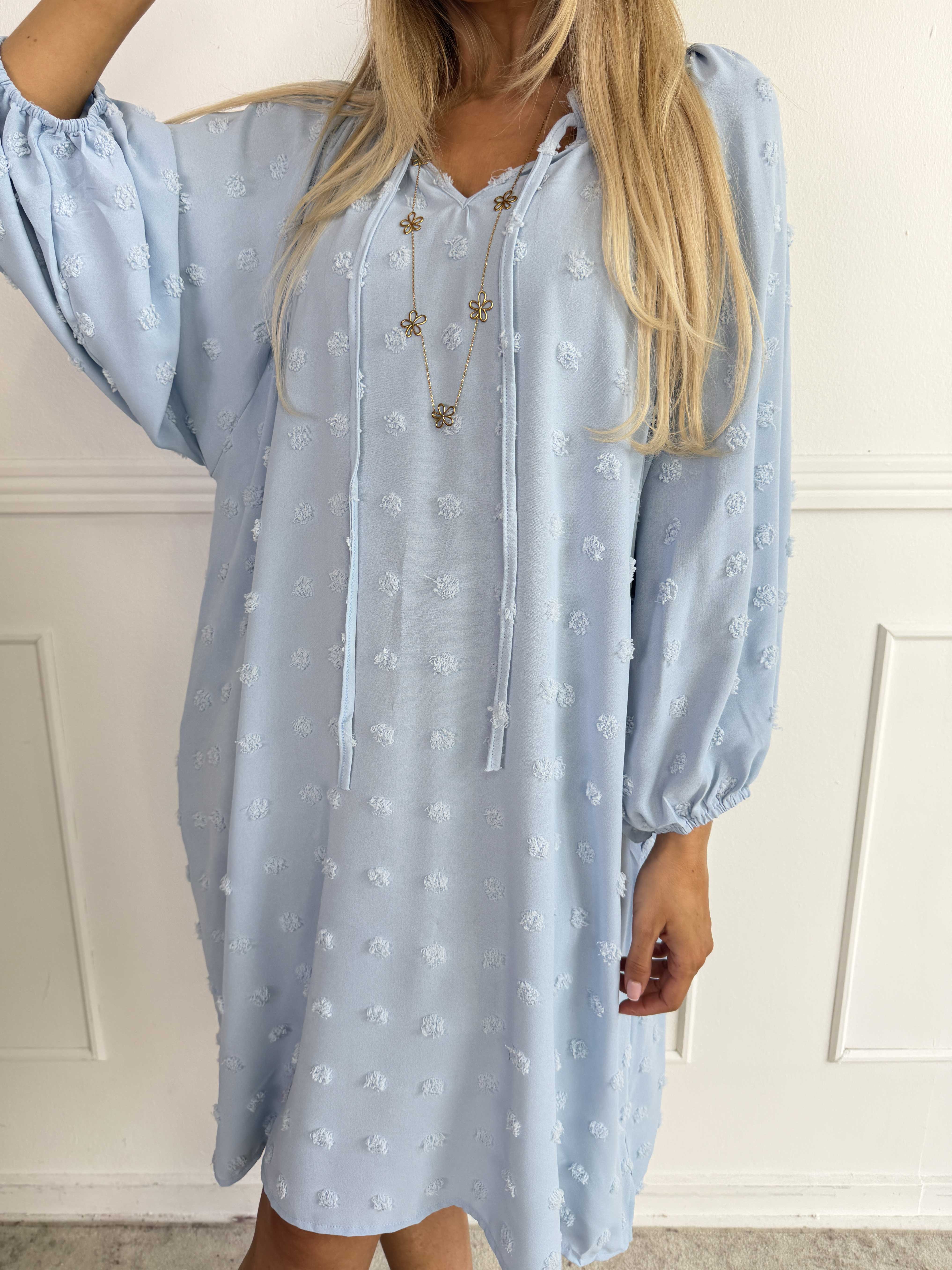 Amidala Romantic - Plus size klänning i viskos med vackra ballongärmar och prickiga detaljer